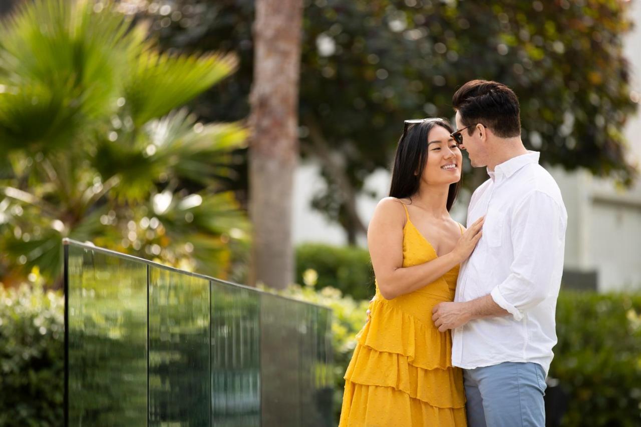 Pullman Magenta Shores Resort Entrance Eksteriør bilde A couple in love