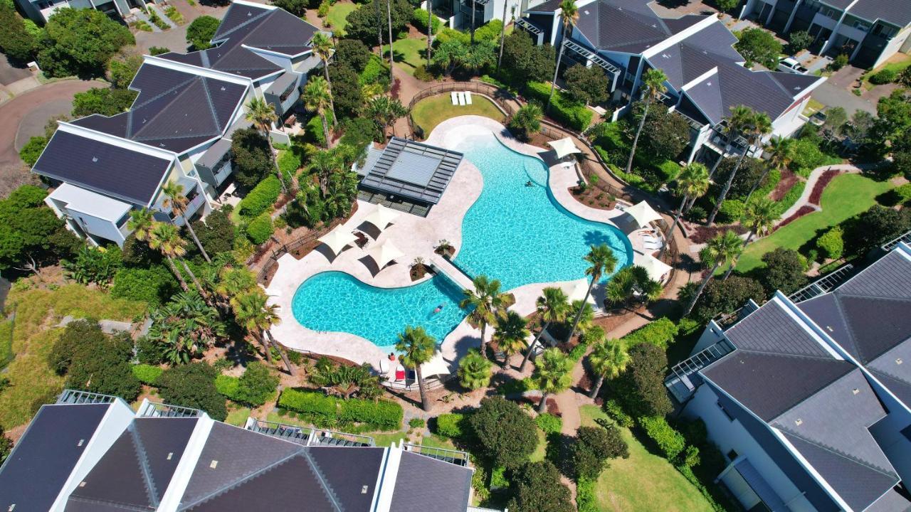Pullman Magenta Shores Resort Entrance Eksteriør bilde Aerial view of the pool at the clubhouse