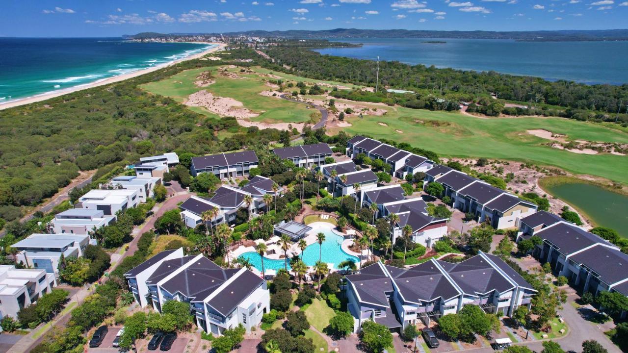 Pullman Magenta Shores Resort Entrance Eksteriør bilde Aerial view of the golf course at the Bay Club