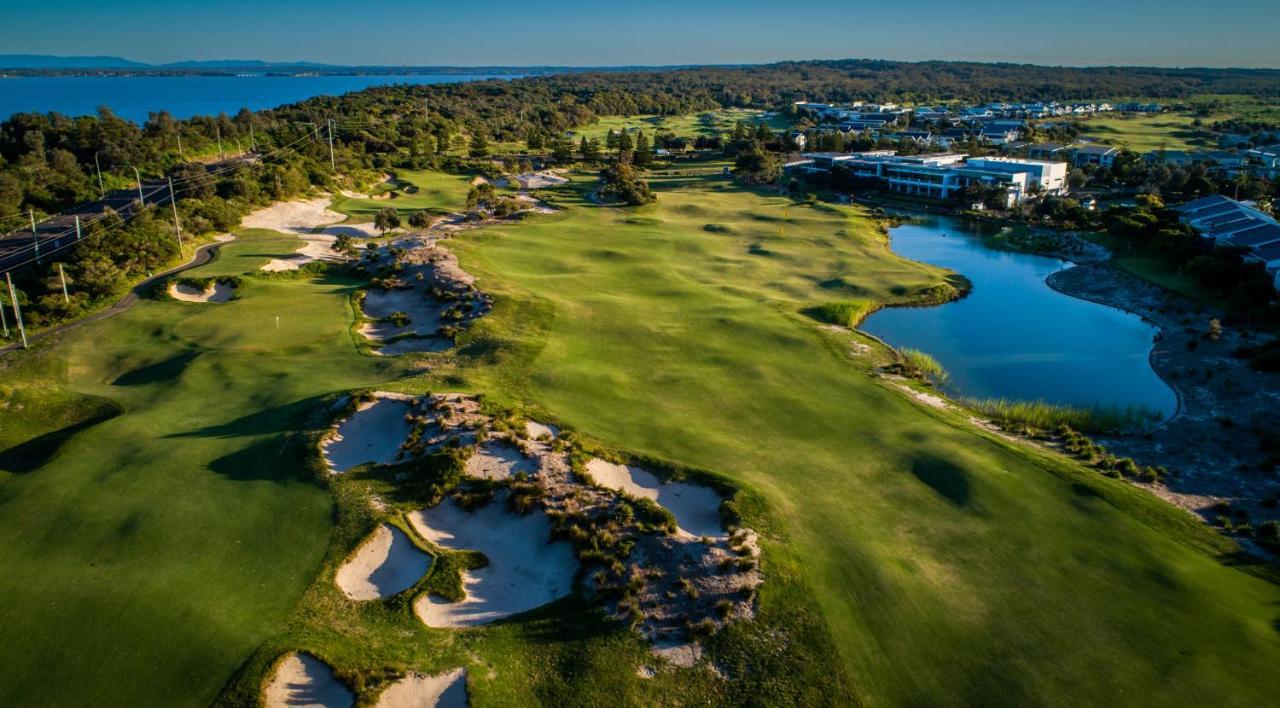 Pullman Magenta Shores Resort Entrance Eksteriør bilde Aerial view of the 18th hole at the 2019 U.S. Open