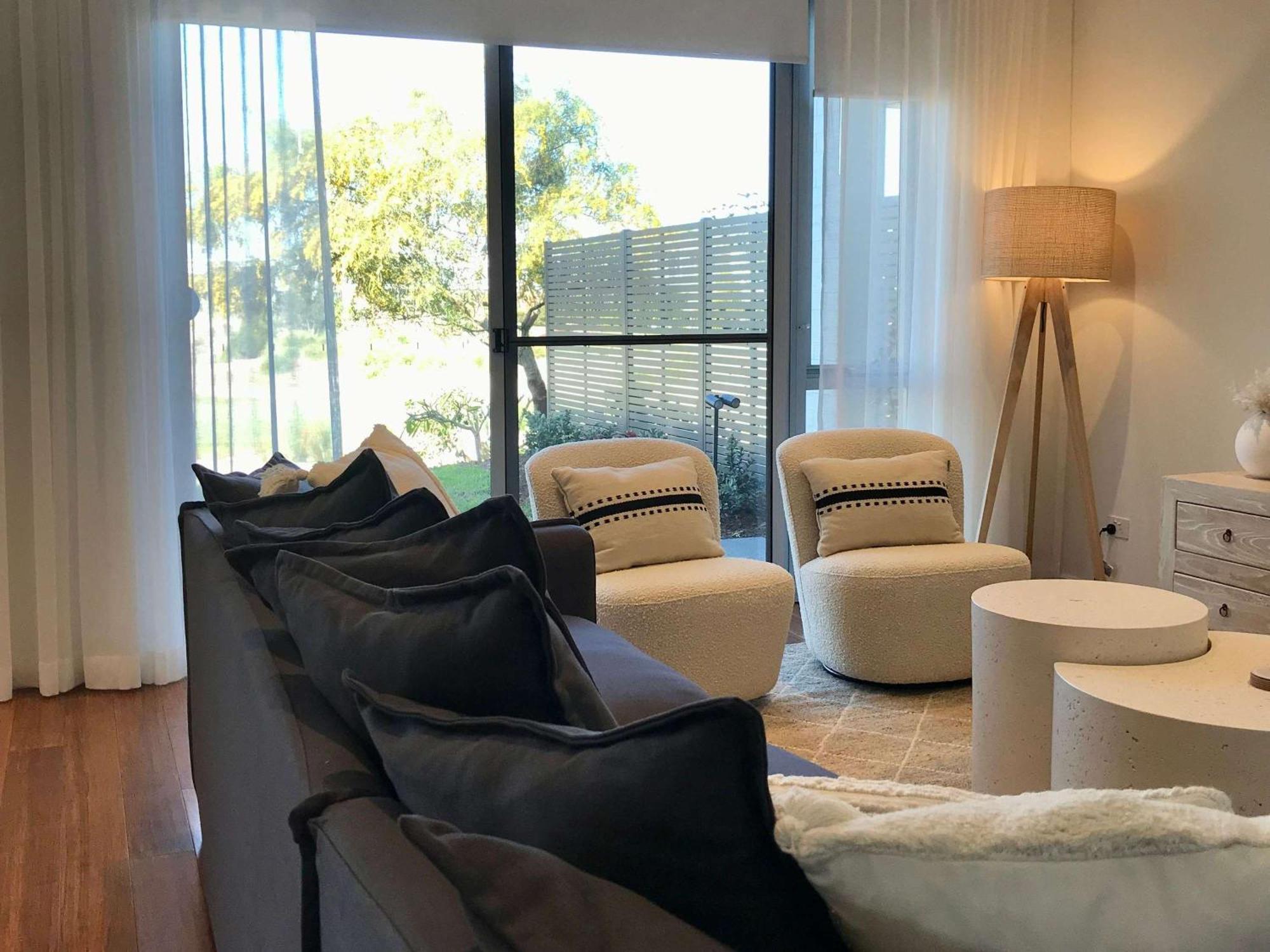 Pullman Magenta Shores Resort Entrance Eksteriør bilde A living room in a typical apartment at the complex