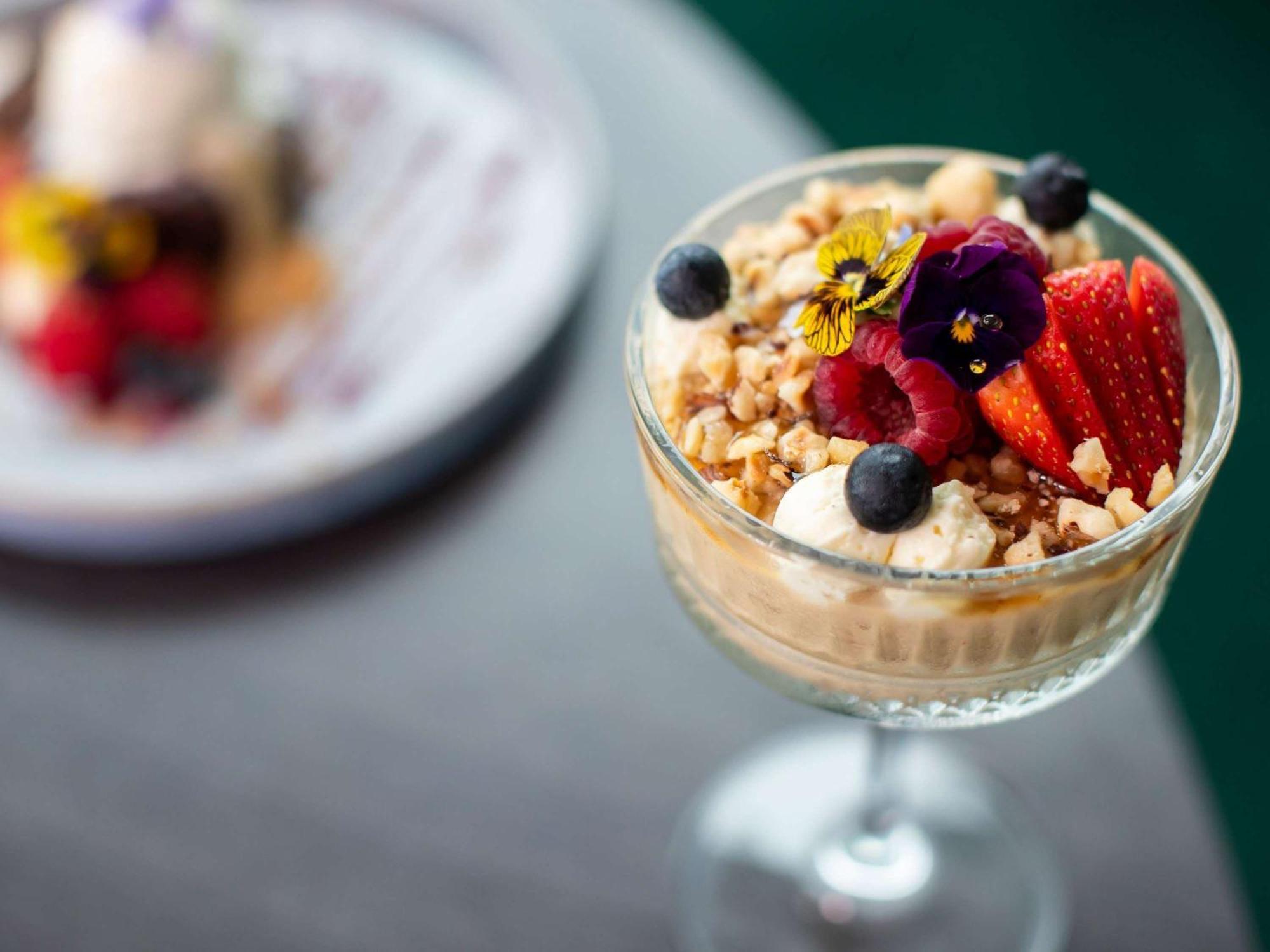 Pullman Magenta Shores Resort Entrance Eksteriør bilde A parfait with granola and fruit