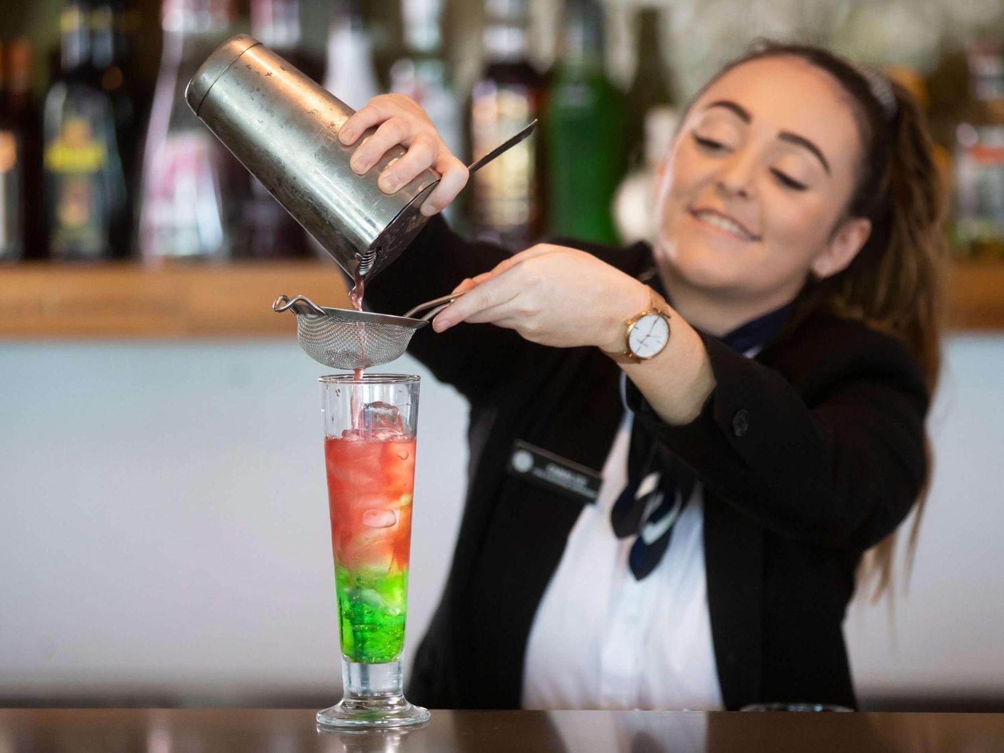Pullman Magenta Shores Resort Entrance Eksteriør bilde A bartender preparing a cocktail