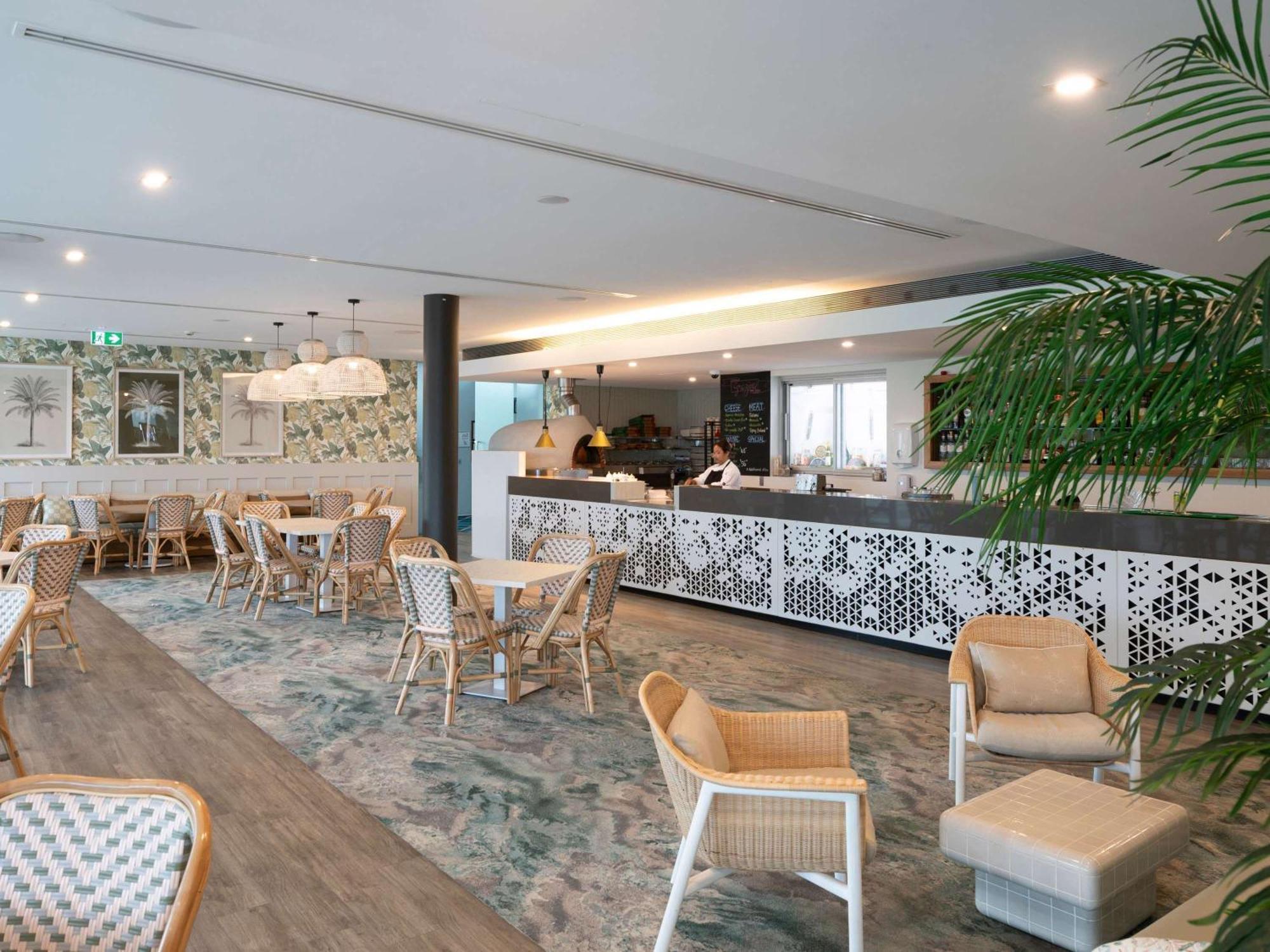 Pullman Magenta Shores Resort Entrance Eksteriør bilde The lounge at the airport