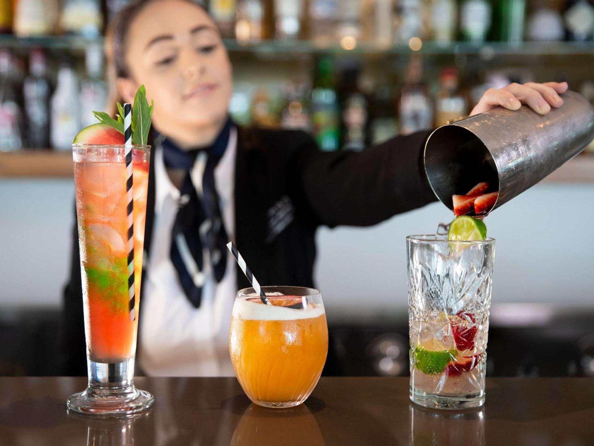 Pullman Magenta Shores Resort Entrance Eksteriør bilde A bartender mixing drinks