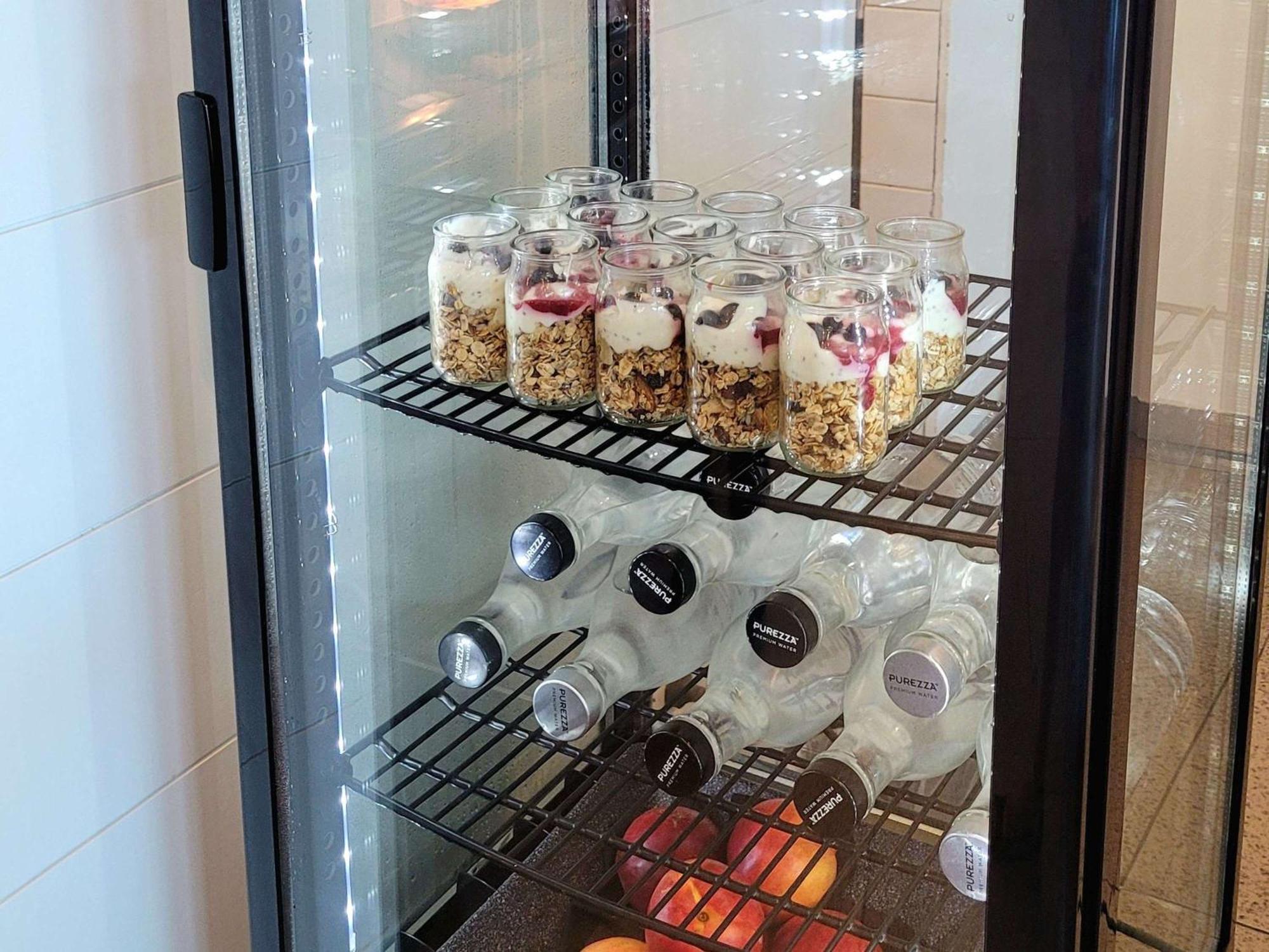 Pullman Magenta Shores Resort Entrance Eksteriør bilde A glass door refrigerator