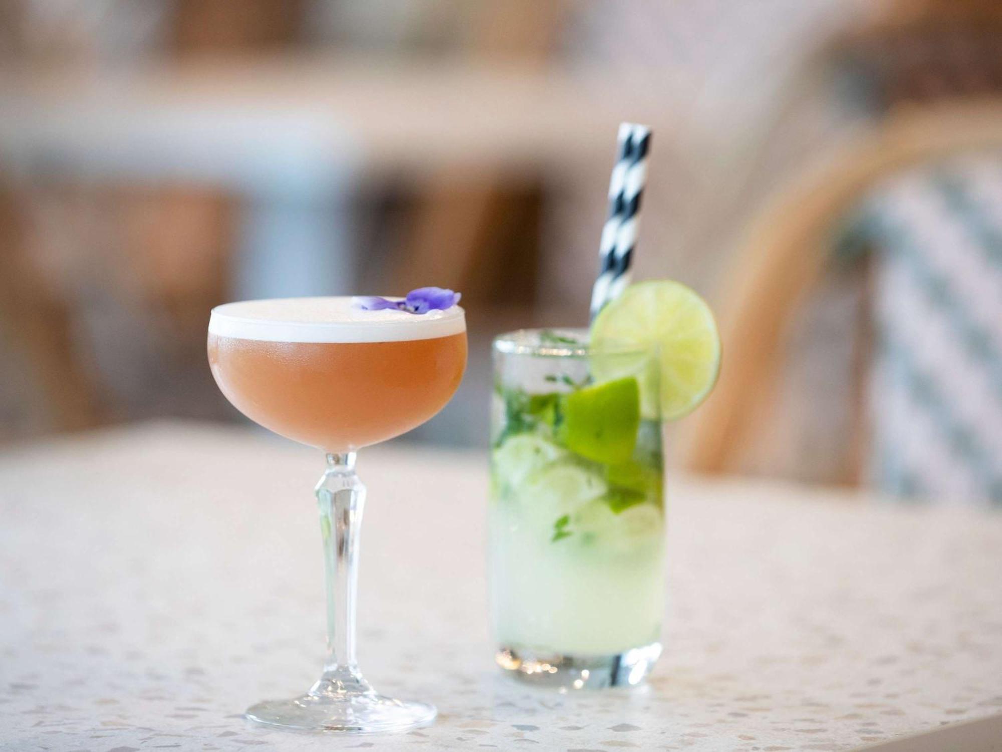 Pullman Magenta Shores Resort Entrance Eksteriør bilde A Clover Club (left) and a Mint Julep (right)