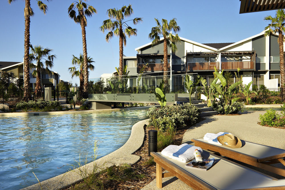 Pullman Magenta Shores Resort Entrance Eksteriør bilde The resort's pool